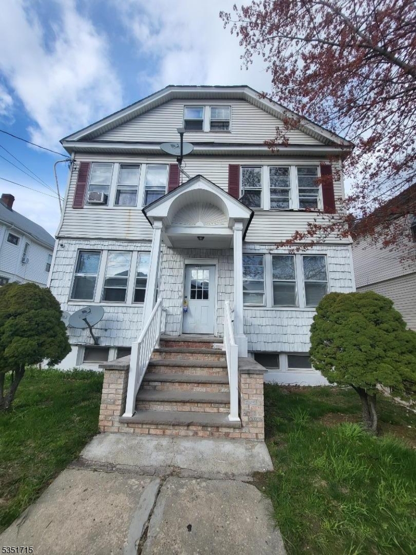 3957354 704 Chandler Ave