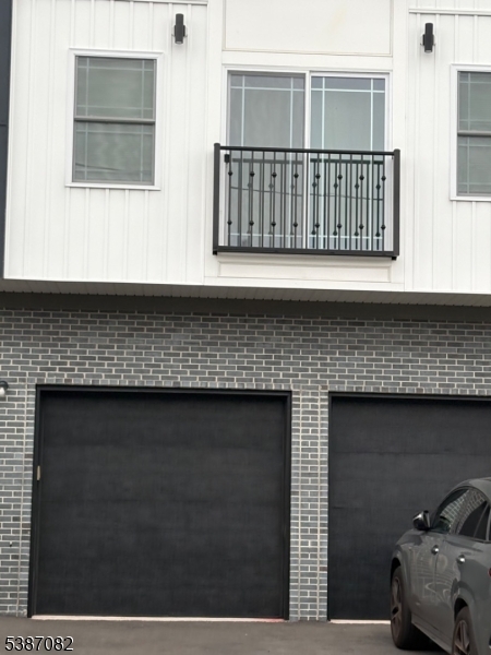 3988839 325 Doyle St