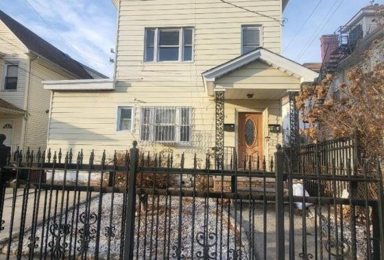 4004025 129 Sayre St