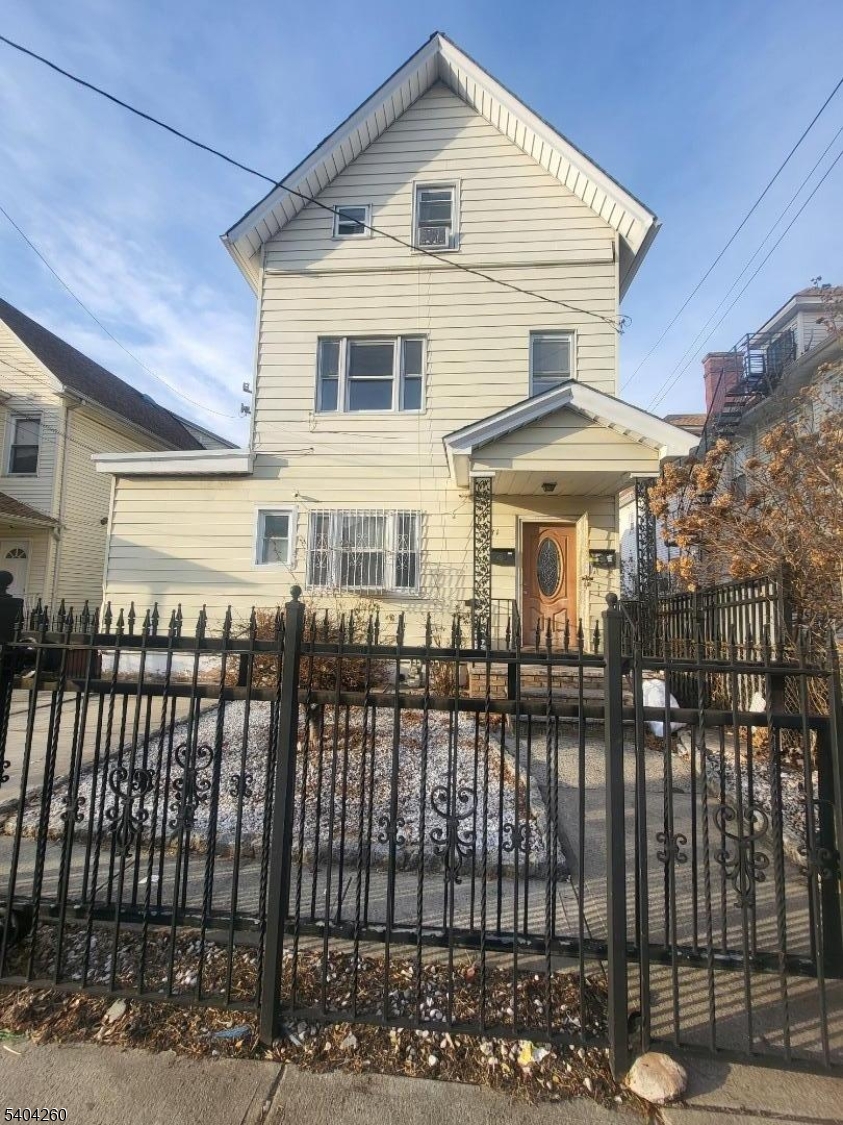 4004025 129 Sayre St