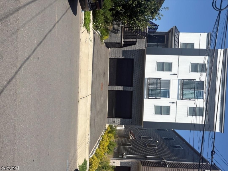 4045799 - 325 Doyle St
