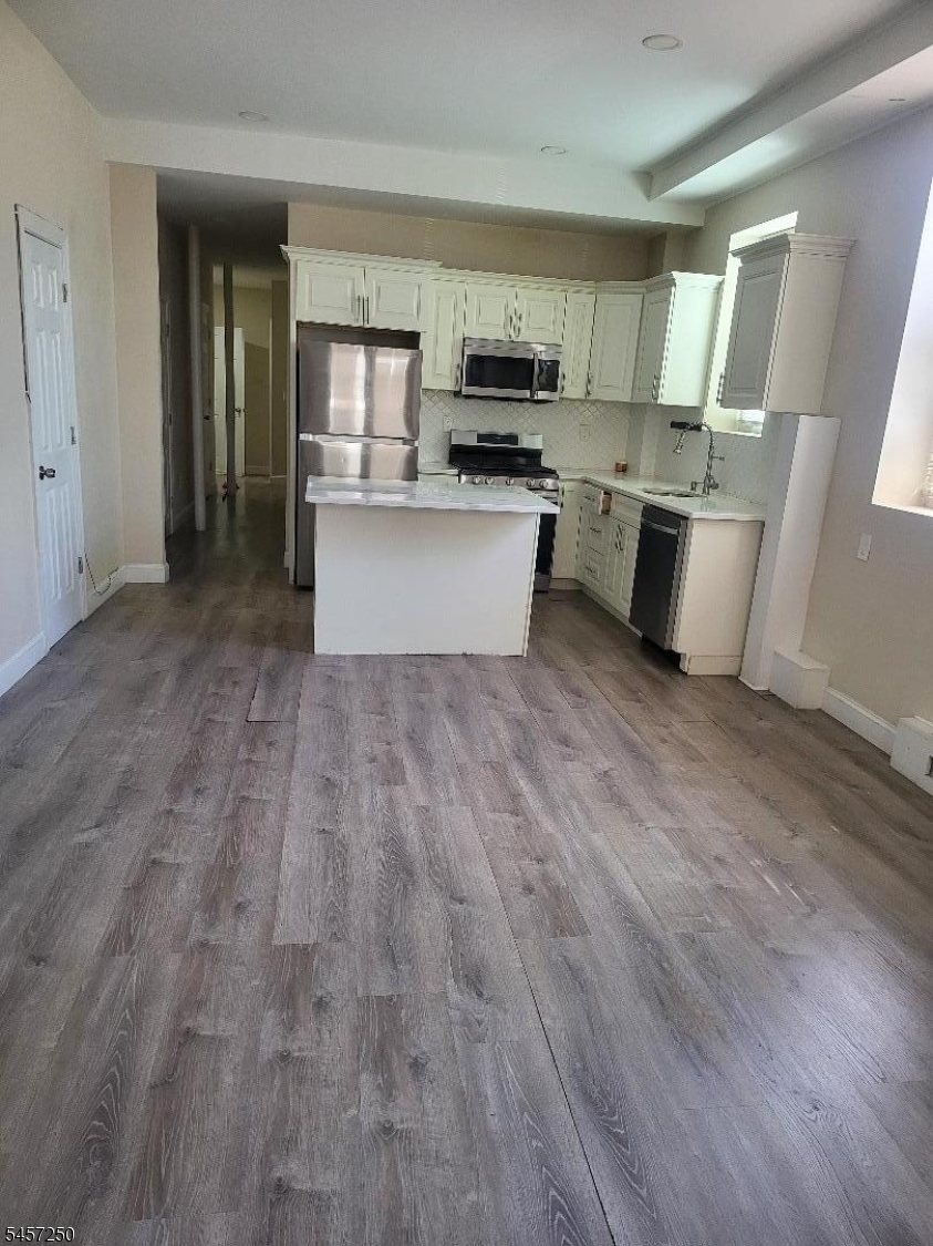 4051644 - 212 John St